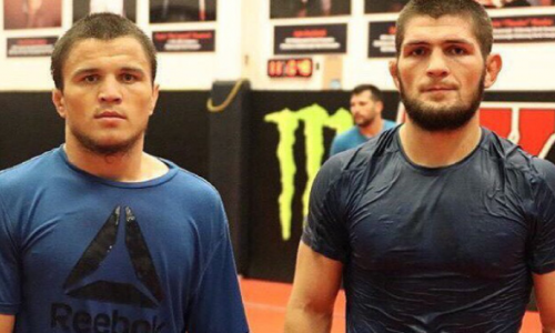 Брат Нурмагомедова отложил дебют в UFC после смерти отца Хабиба