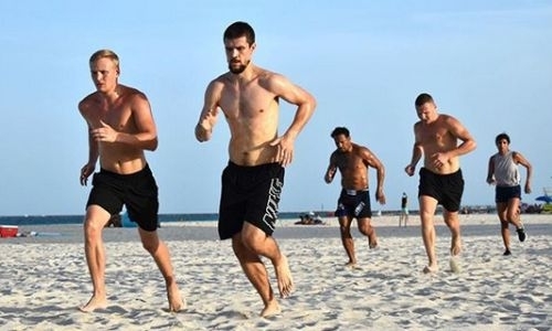 Непобежденный казахстанский боксер провел тренировку на пляже в США. Фото