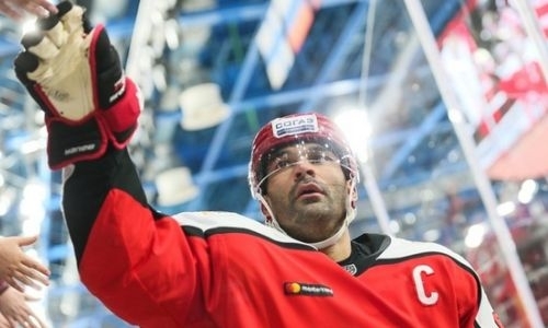 «„Дядька“ в раздевалке». Экс-капитана «Барыса» предупредили о смутных перспективах в новом клубе