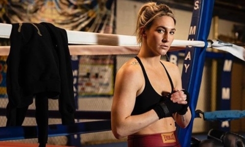 Очаровательная боксерша переболела коронавирусом и провела исторический бой. Видео