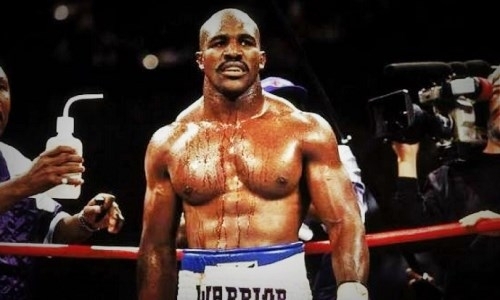 «Без оправданий». Холифилд впечатлил скоростью ударов на нестандартной тренировке. Видео