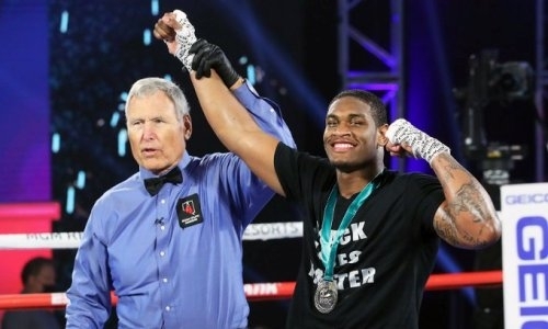 20-летний супертяж нокаутировал соперника на глазах у скандальной судьи боя Головкин — «Канело». Видео