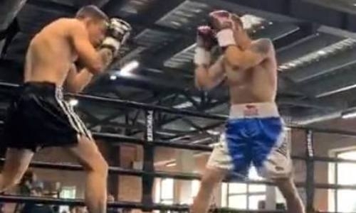 Нокаутированный казахстанцем боксер убойными ударами по ребрам заставил угол соперника выбросить полотенце. Видео