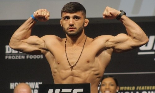 Российский боец отправился на турнир UFC без тренера и нашёл ему замену в самолёте на пути в ОАЭ