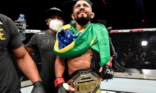 Бразилец задушил соперника до потери сознания в титульном бою UFC с тремя нокдаунами. Видео