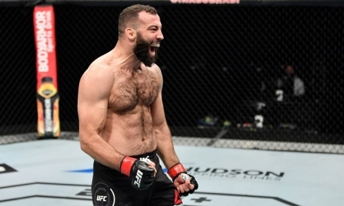 Грузинский боец прокомментировал оскорбительный жест в адрес россиянина после победного дебюта в UFC