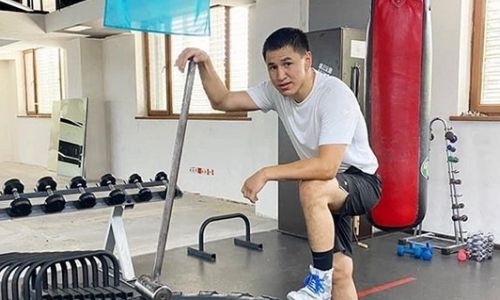 Непобежденный казахстанский боксер с титулом WBO продолжает подготовку к возвращению на ринг