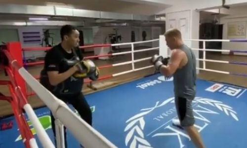 Казахстанский боксер с титулом WBC поработал на лапах с тренером. Видео