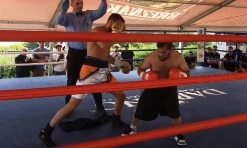 Победивший казахстанского боксера нокаутер загонял и избил коротышку. Видео нокаута