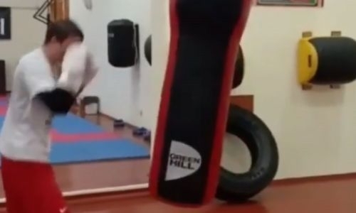 Казахстанский боксер показал видео с подготовки к дебюту в профи