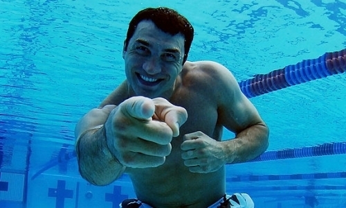 «Смотри, мама, я без рук». Владимир Кличко оконфузился во время отдыха на воде. Видео