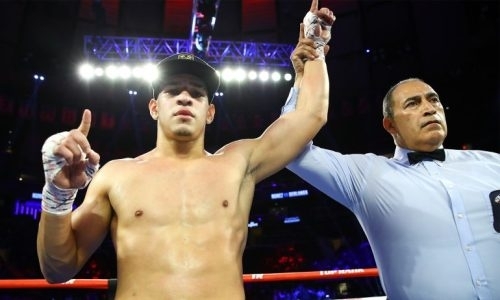 Американец на 62 секунде боя жестко нокаутировал соперника и одержал 14-ю кряду победу в первом раунде. Видео