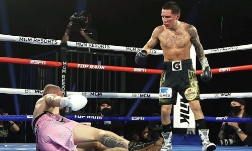 Экс-чемпион мира из команды «Канело» избил и «удосрочил» соперника в бою с тремя нокдаунами. Видео