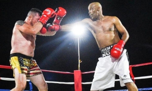 Легендарный чемпион мира по боксу побил члена Зала славы UFC в «Битве легенд». Видео