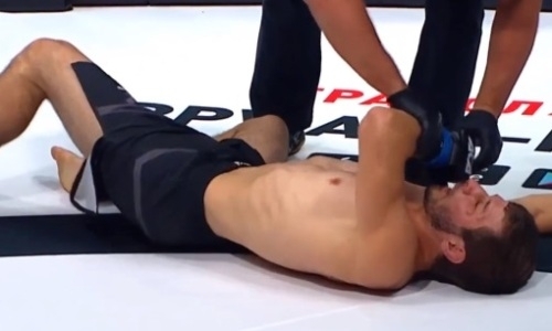 Российский файтер «удосрочил» непобежденного соперника за 32 секунды. Видео