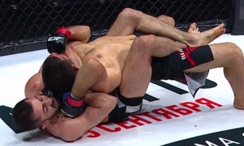 «Хищника» с 22 победами в ММА «задушили» на турнире с участием казахстанца