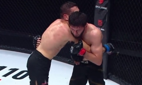 Нокаутировавший двух казахстанцев небитый россиянин спорным решением победил в андеркарде у Емельяненко