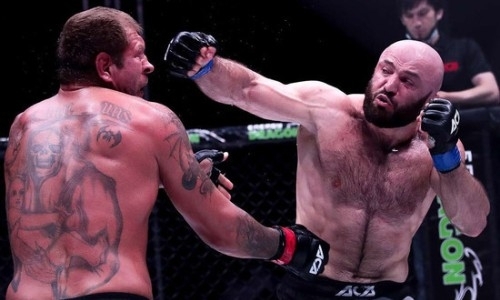 Александр Емельяненко с трудом передвигается после поражения нокаутом. Видео