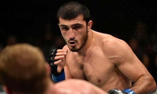 Несостоявшийся соперник казахстанца одержал победу в бою на турнире UFC. Видео