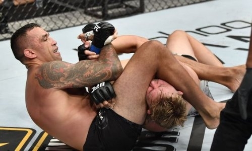 42-летний экс-чемпион UFC за две с половиной минуты «удосрочил» оппонента. Видео