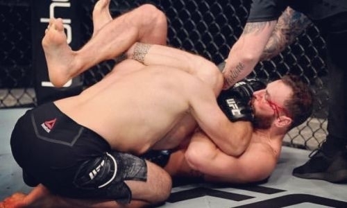 Российский боец потерпел третье досрочное поражение в UFC кряду. Видео