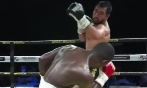 Два нокдауна и избиение. Видео полного боя казахстанца Айдоса Ербосынулы за титулы чемпиона WBO, WBC и WBA