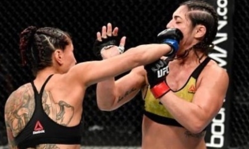 Девушка-боец UFC забыла правила и чуть не оказалась в нокауте. Видео