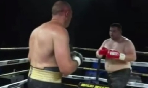 Российский супертяж благодаря травме соперника выиграл два чемпионских титула. Видео