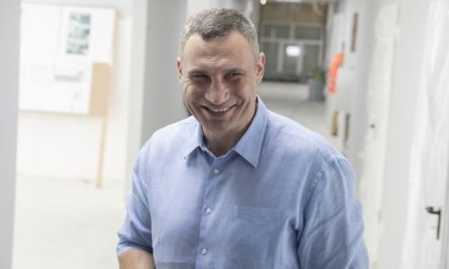 Виталий Кличко поймал ночью двух хулиганов, рисовавших граффити. Видео