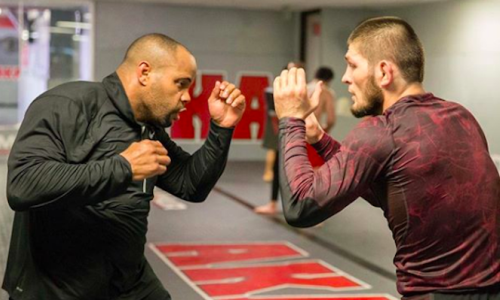 «Как собака на поводке». Кормье сравнил стили Нурмагомедова и «Шведского Хабиба»