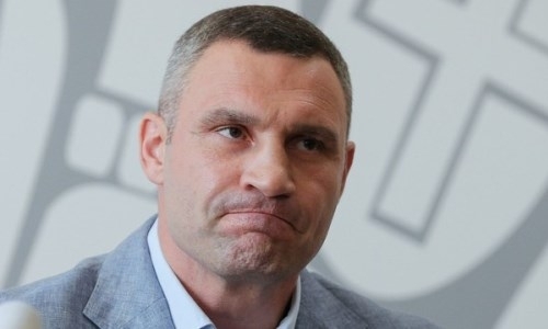 «Волшебные пендели не будут долетать». Виталий Кличко «гонял вандалов» и получил травму. Фото