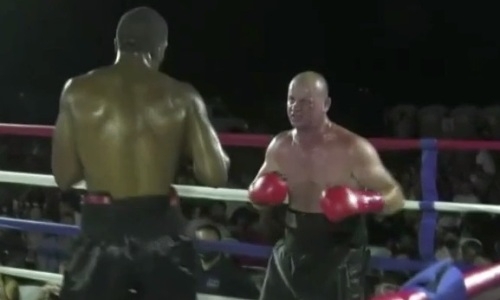 40-летний тяжеловес пропустил прямой с левой и выплюнул капу. Видео нокаута