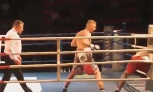 Дебютант за 100 секунд трижды отправил соперника в нокдаун и нокаутировал его. Видео