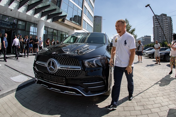 Петр Ян получил шикарный подарок за победу в титульном бою на UFC 251. Фото