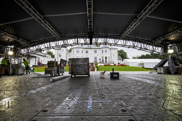 Промоутер Головкина показал работы по сборке уникальной боксерской площадки у себя дома. Фото и видео