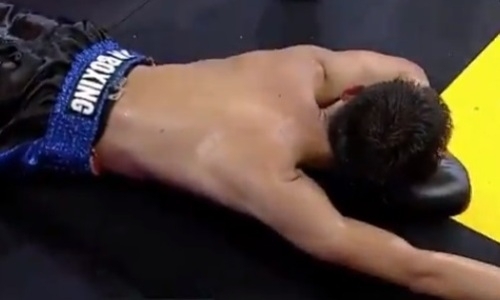 Чемпион WBC брутально оформил 38 нокаут, его соперник не мог прийти в себя. Видео