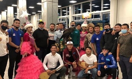 Казахстанских боксеров встретили в Алматы после боев в Минске
