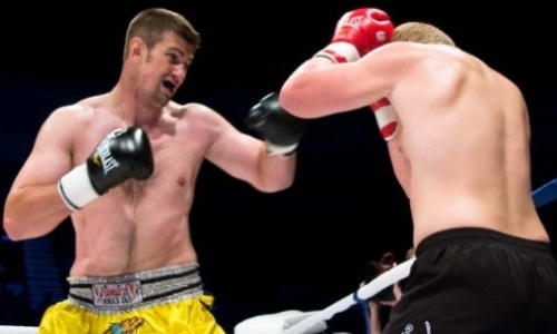 Кикбоксер-супертяж пришел в бокс и жестко зарубился с дебютантом в размене. Видео