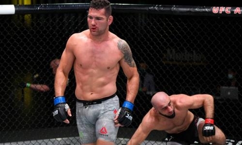 Российский боец проиграл экс-чемпиону UFC в соглавном бою турнира в Лас-Вегасе. Видео