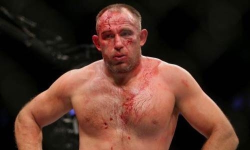 Олейник брутально нокаутирован плюнувшим ему в еду американцем в главном бою турнира UFC