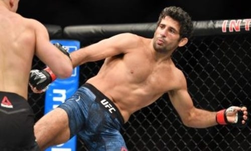 Иранский американец из UFC наглухо вырубил соперника локтем с разворота. Видео эффектного нокаута