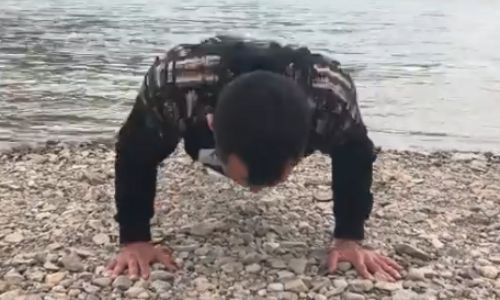 Казахстанский боксер возобновил тренировки на природе после защиты трех титулов