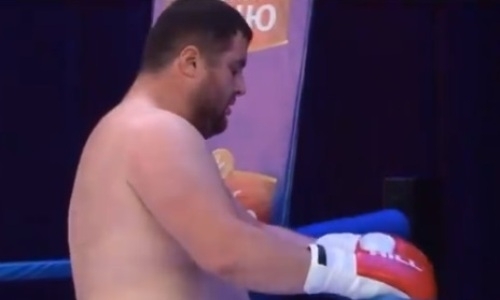 Супертяж второй раз за две недели получил травму и проиграл россиянину после первого раунда. Видео