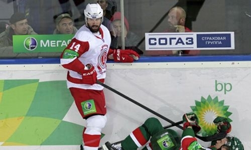 «Не пил целый месяц». Канадский хоккеист рассказал о премии за победу в драке с тафгаем «Барыса»