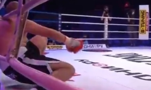 Непобежденный российский боксер четырьмя ударами в голову чуть не выкинул соперника за канаты. Видео нокаута