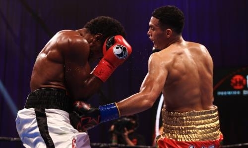 Бывший спарринг-партнер Головкина досрочно выиграл главный бой вечера бокса, но остался без титула. Видео