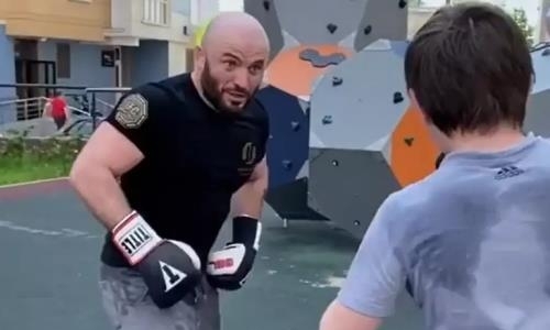 «Маленький джигит подошел с предложением побоксировать». Исмаилов провел спарринг с подростком. Видео