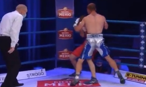 21-летнему российскому боксеру разбили нос и нокаутировали в углу ринга. Видео