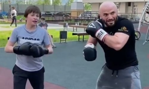 «Мужчинский характер». Магомед Исмаилов провёл 20-минутный спарринг с болельщиком на улице. Видео
