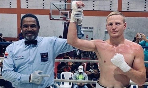 Казахстанский боксер побил бразильца и выиграл третий бой в США